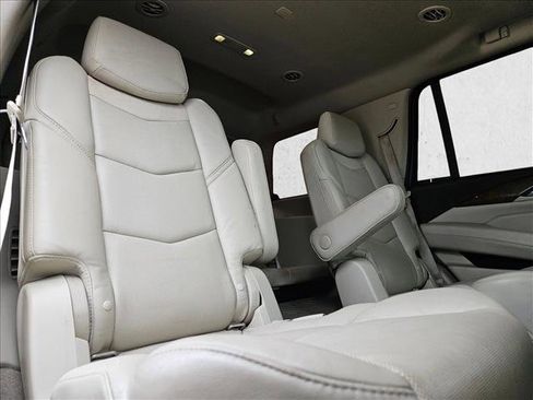 Used 2019 Cadillac Escalade Premium Luxury image 18