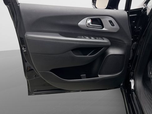 Used 2025 Chrysler Pacifica Limited FWD image 9