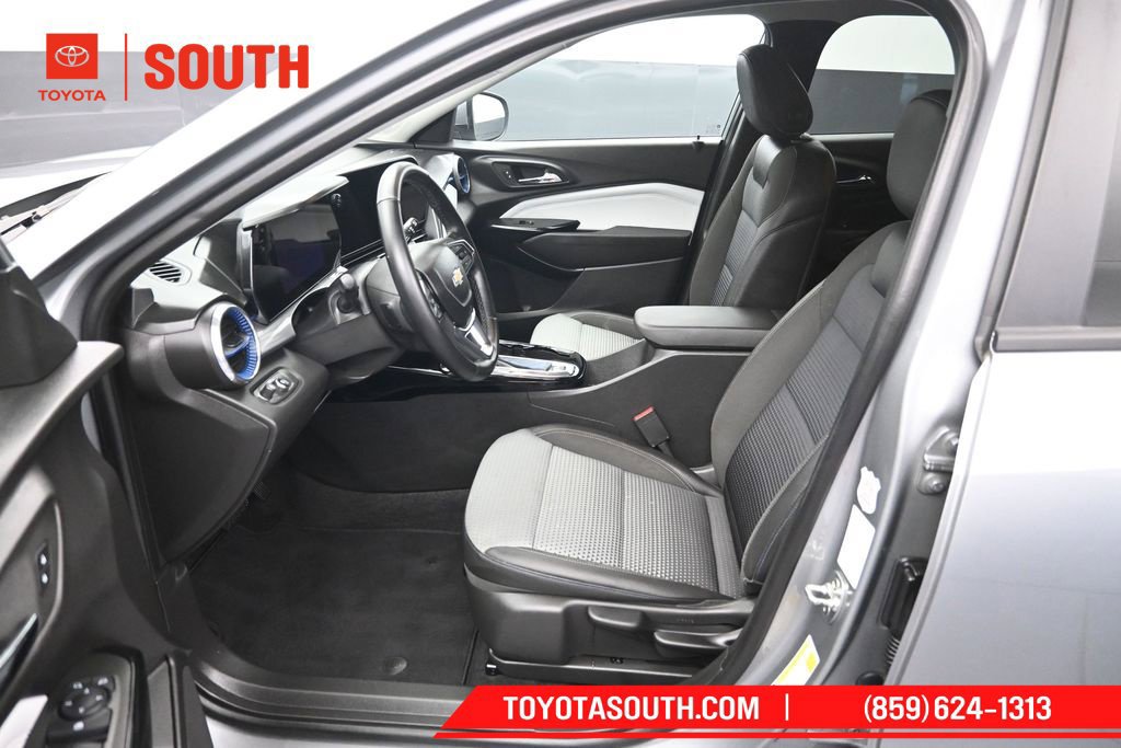 Used 2025 Chevrolet Trax LT w/ LT Convenience Package FWD image 9
