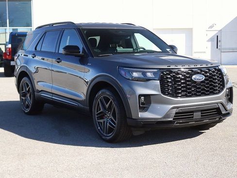 Used 2025 Ford Explorer ST-Line w/ ST-Line Street Pack image 3