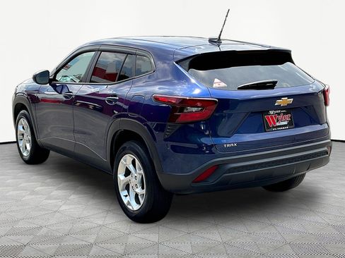 Used 2024 Chevrolet Trax LS w/ LS Convenience Package FWD image 4