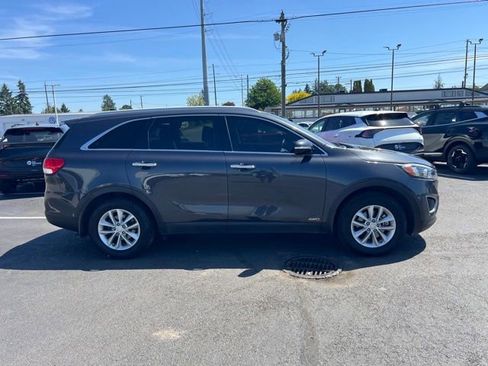 Used 2017 Kia Sorento AWD w/ LX Convenience Package image 4