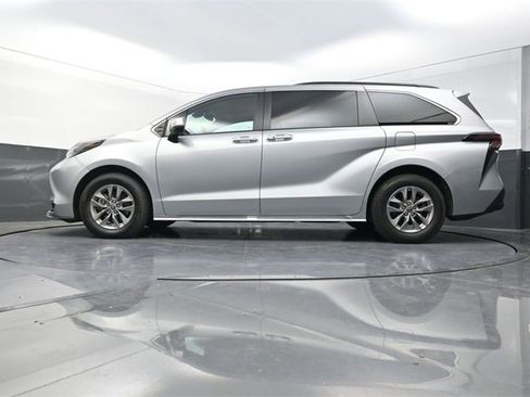 Used 2023 Toyota Sienna XLE image 20