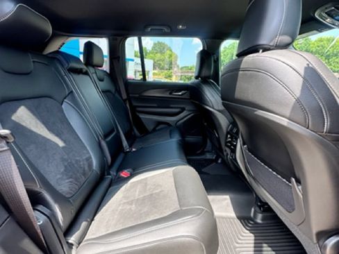 Used 2025 Jeep Grand Cherokee Altitude RWD image 24