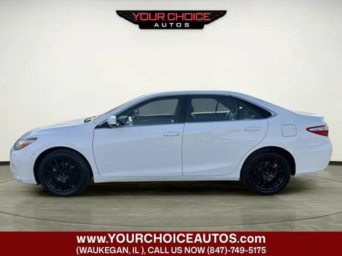 Used 2015 Toyota Camry SE image 2
