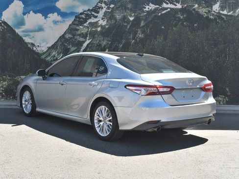 Certified 2018 Toyota Camry XLE FWD image 9
