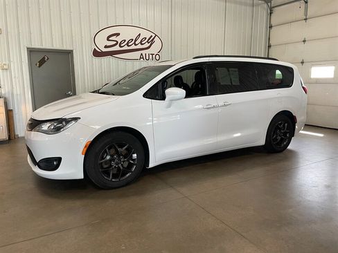 Used 2018 Chrysler Pacifica Touring-L Plus w/ S Appearance Package FWD image 1
