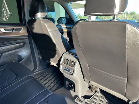 Used 2024 Volkswagen Atlas SE image 44
