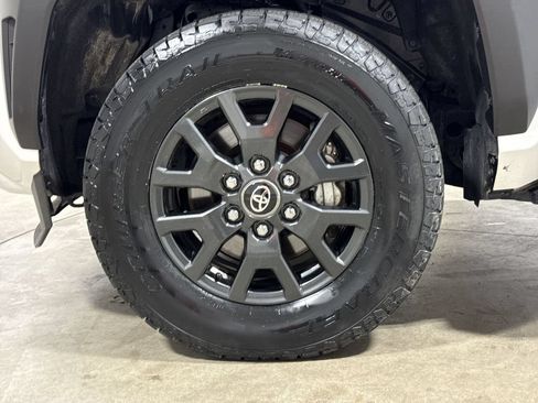 Used 2025 Toyota 4Runner SR5 AWD/4WD image 26