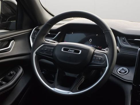 Used 2023 Jeep Grand Cherokee Altitude AWD/4WD image 19