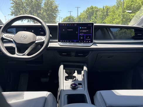 Certified 2025 Volkswagen Tiguan SE image 25