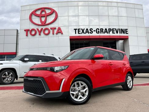 Used 2025 Kia Soul LX w/ LX Technology Package image 2