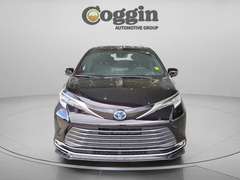 Used 2025 Toyota Sienna Limited image 6