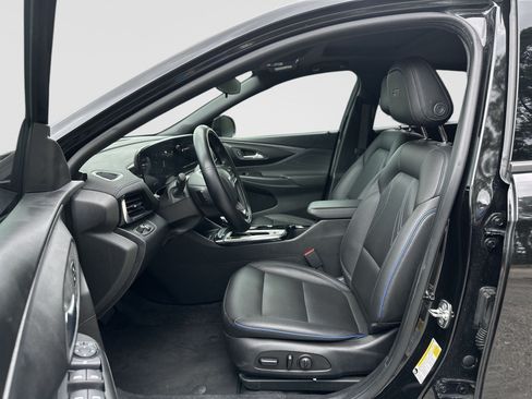 Used 2025 Buick Envista Sport Touring w/ Convenience I Package FWD image 2