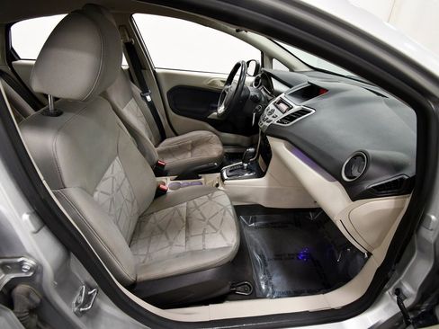 Used 2013 Ford Fiesta SE image 19