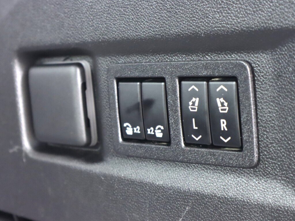 Used 2022 Chevrolet Tahoe LT w/ Luxury Package AWD/4WD image 35