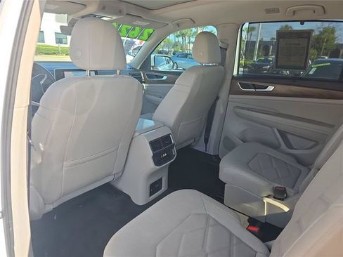 Used 2024 Volkswagen Atlas SE w/ Panoramic Sunroof Package FWD image 12