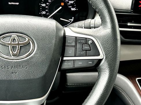 Used 2024 Toyota Sienna XLE FWD image 21