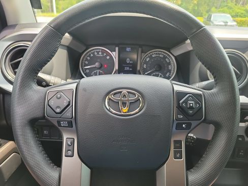 Used 2022 Toyota Tacoma SR5 RWD image 32