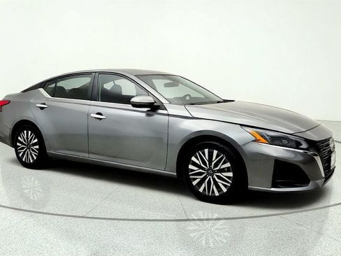 Used 2023 Nissan Altima 2.5 SV w/ SV Premium Package FWD image 3