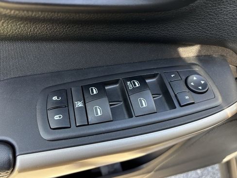 Used 2018 Jeep Cherokee Latitude w/ Safety Group image 17