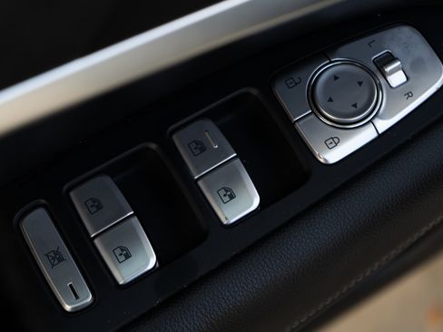 Used 2021 Genesis G70 2.0T image 37