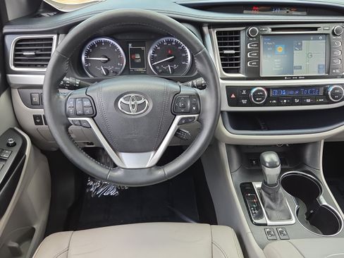 Used 2017 Toyota Highlander XLE FWD image 12