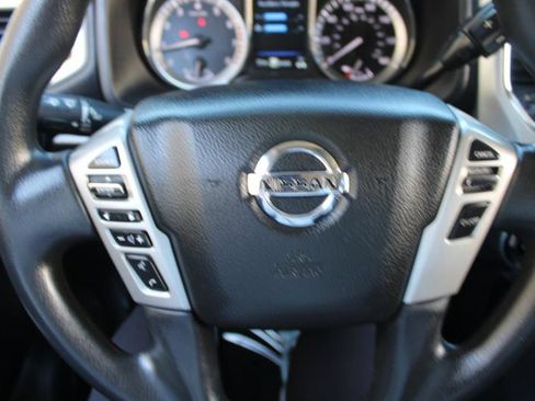 Used 2019 Nissan Titan SV image 10