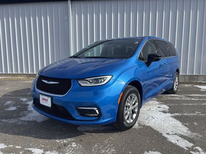 New 2026 Chrysler Pacifica Select