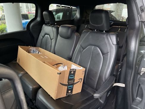 Used 2020 Chrysler Pacifica Touring-L Plus image 10