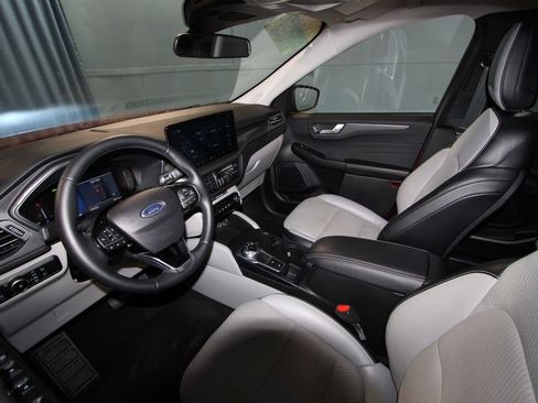 Used 2025 Ford Escape SE w/ Class II Trailer Tow Package FWD image 2