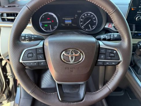 Used 2023 Toyota Sienna Platinum FWD image 13