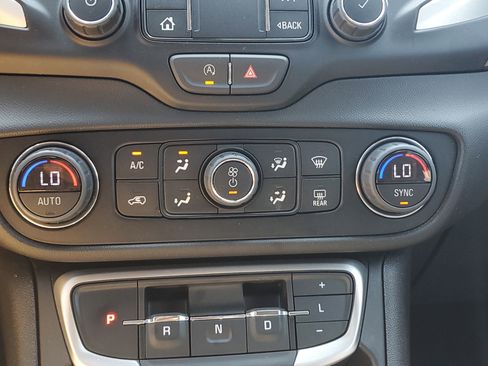 Used 2024 GMC Terrain SLT image 29