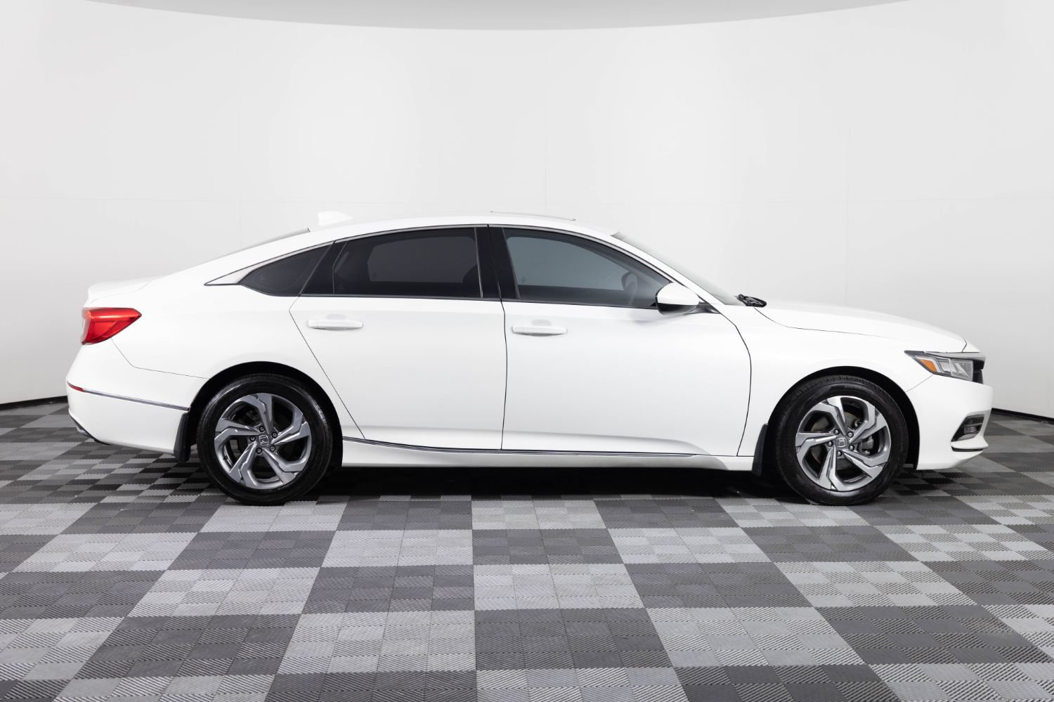 Used 2018 Honda Accord EX image 9