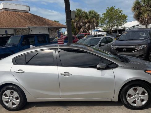 Used 2015 Kia Forte LX FWD image 4