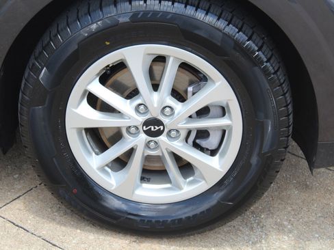 Used 2024 Kia Carnival LX FWD image 3
