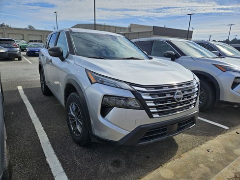 Used 2024 Nissan Rogue S image 1