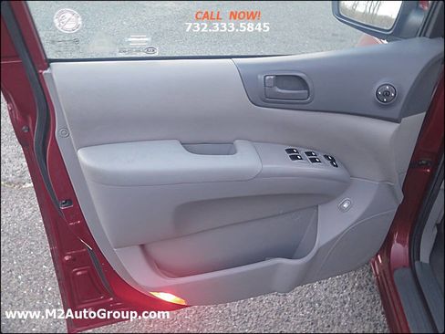 Used 2012 Kia Sedona LX image 25