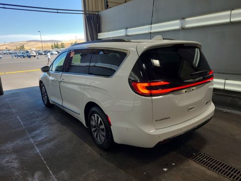 Used 2022 Chrysler Pacifica Limited w/ Uconnect Theater Family Group FWD image 4