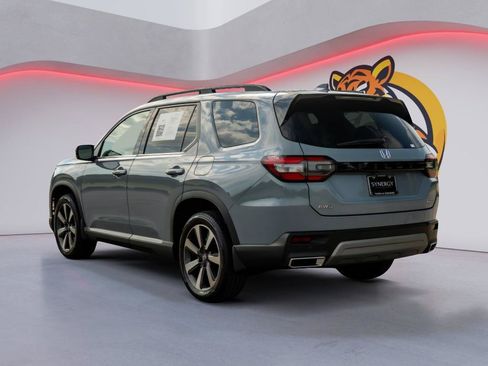 Used 2025 Honda Pilot Touring image 7