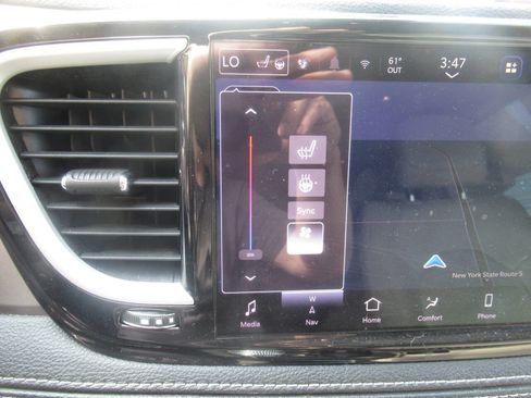 Used 2021 Chrysler Pacifica Touring-L FWD image 28