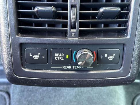 Used 2018 Toyota Avalon Limited image 27