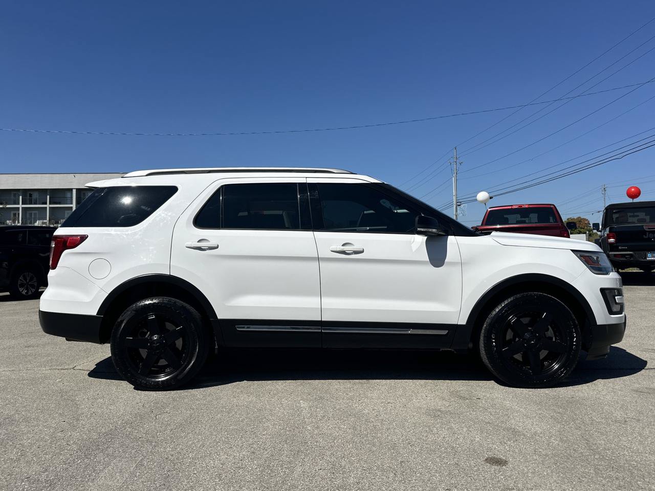 Used 2017 Ford Explorer XLT AWD/4WD image 3