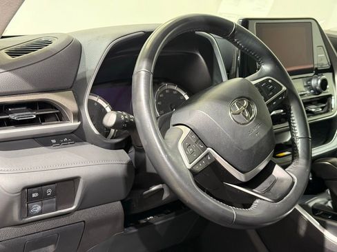 Certified 2024 Toyota Highlander XLE image 17