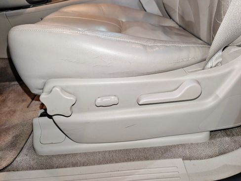 Used 2011 Chevrolet Tahoe LT image 16