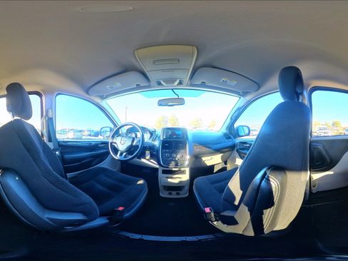 Used 2018 Dodge Grand Caravan SE w/ UConnect Hands-Free Group image 32