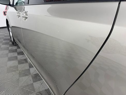 Used 2015 Toyota Sienna LE image 23