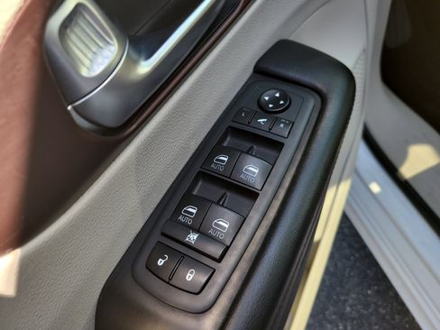 Used 2020 Chrysler Pacifica Limited FWD image 15