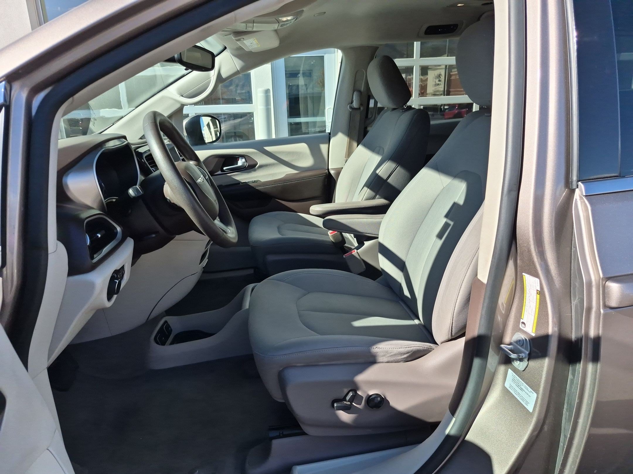 Used 2017 Chrysler Pacifica Touring FWD image 17