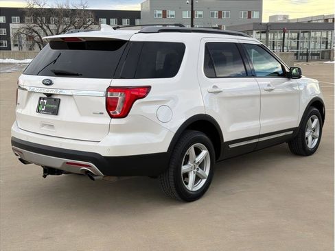 Used 2017 Ford Explorer XLT image 7